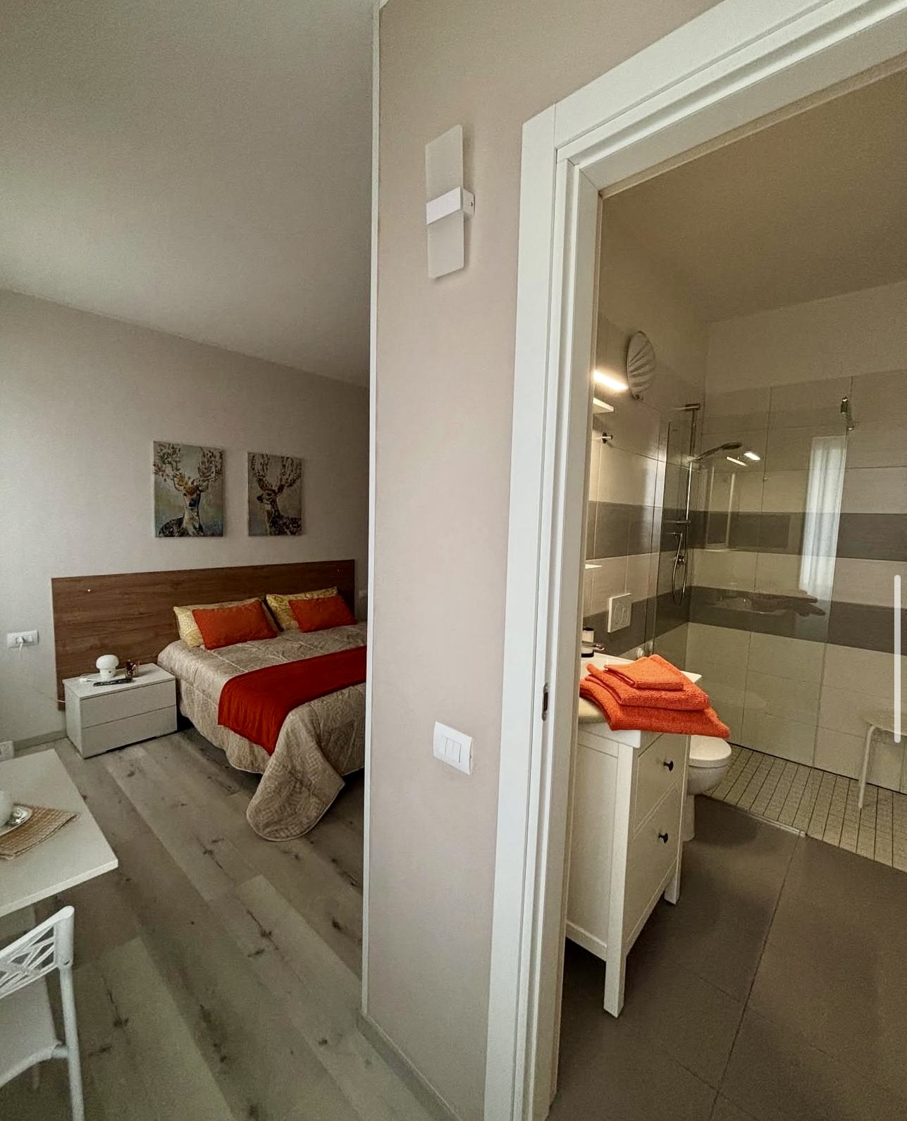 Bensone — vista camera e bagno