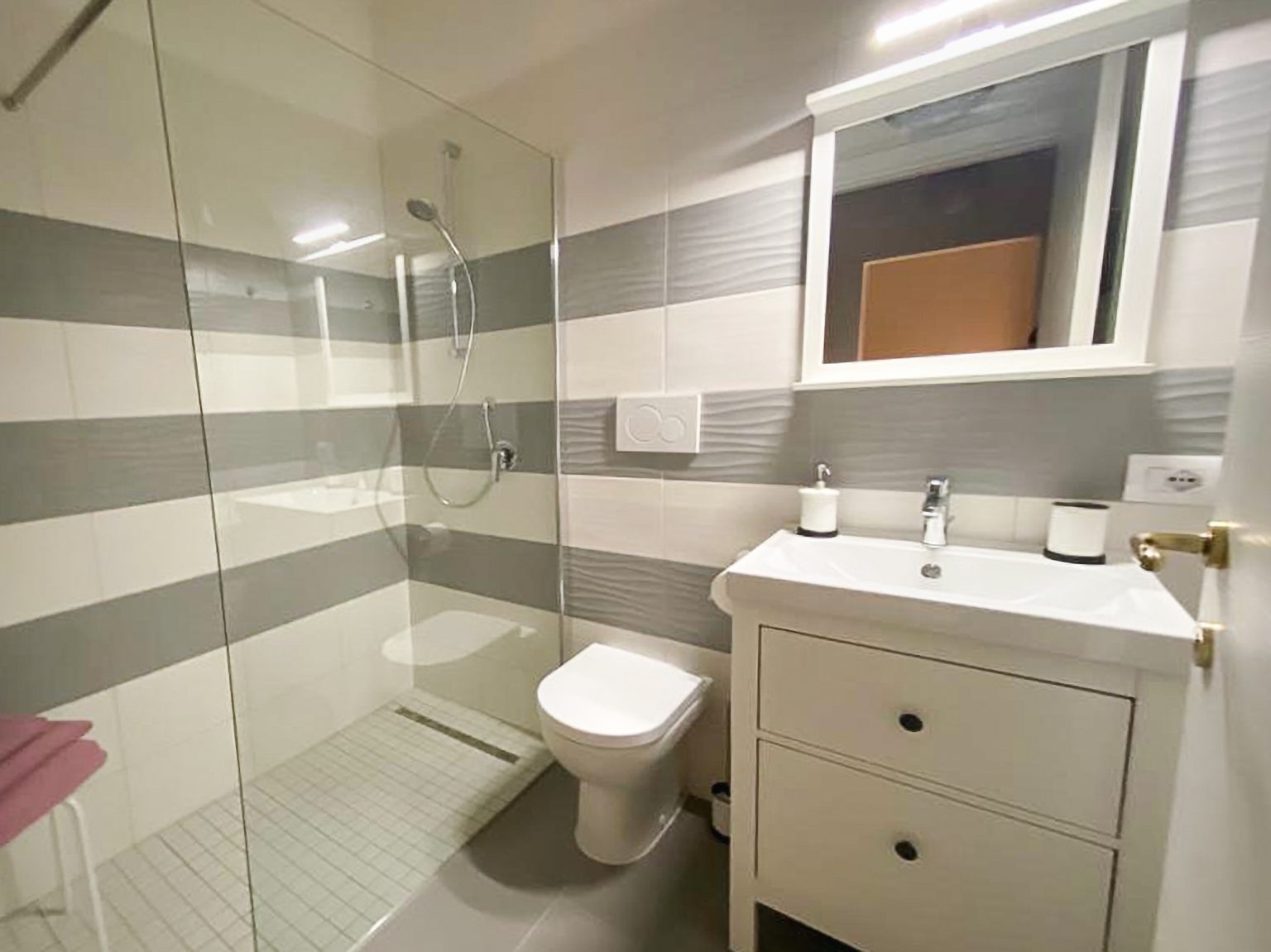 Ghirlandina — bagno con box doccia