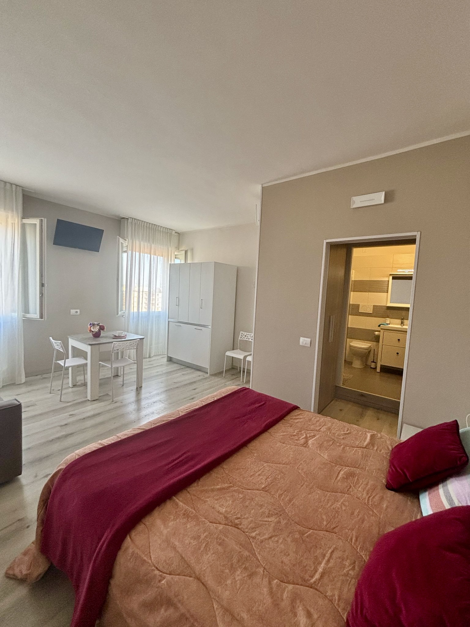 Ghirlandina — soggiorno panoramico con letto e divano